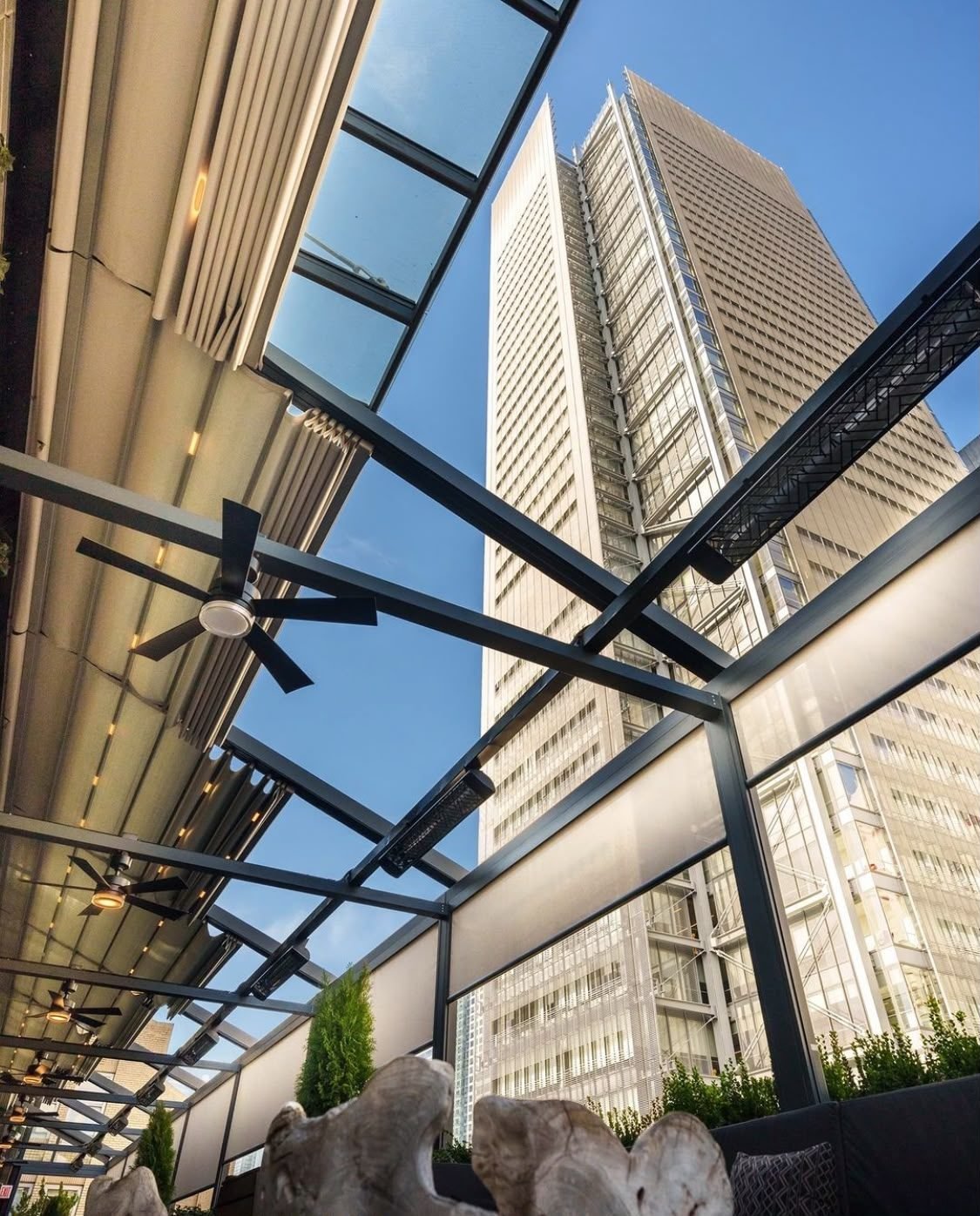 Blick durch das Faltdach einer Pergola nach oben