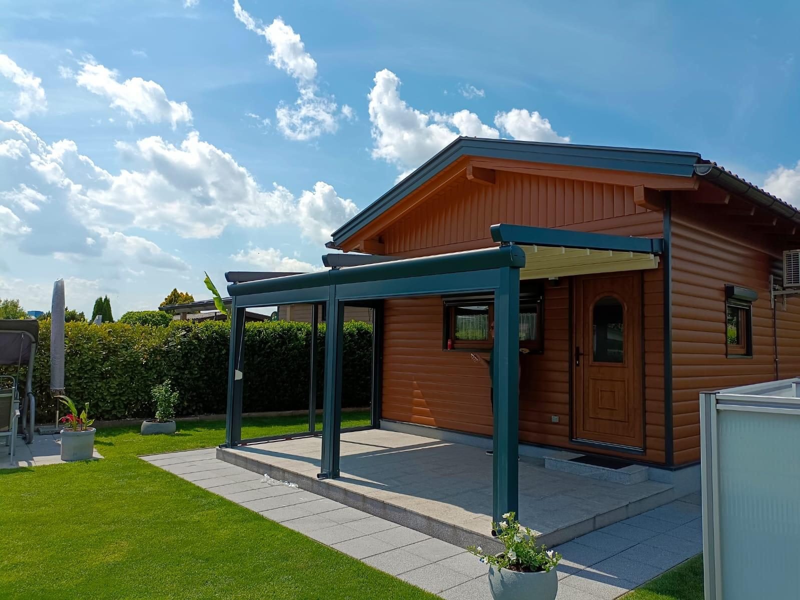 Freistehende Seitenansicht einer Pergola an einem Gartenhaus